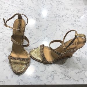 Carlos Santana Gold Leopard Cheetah wedge heels 8